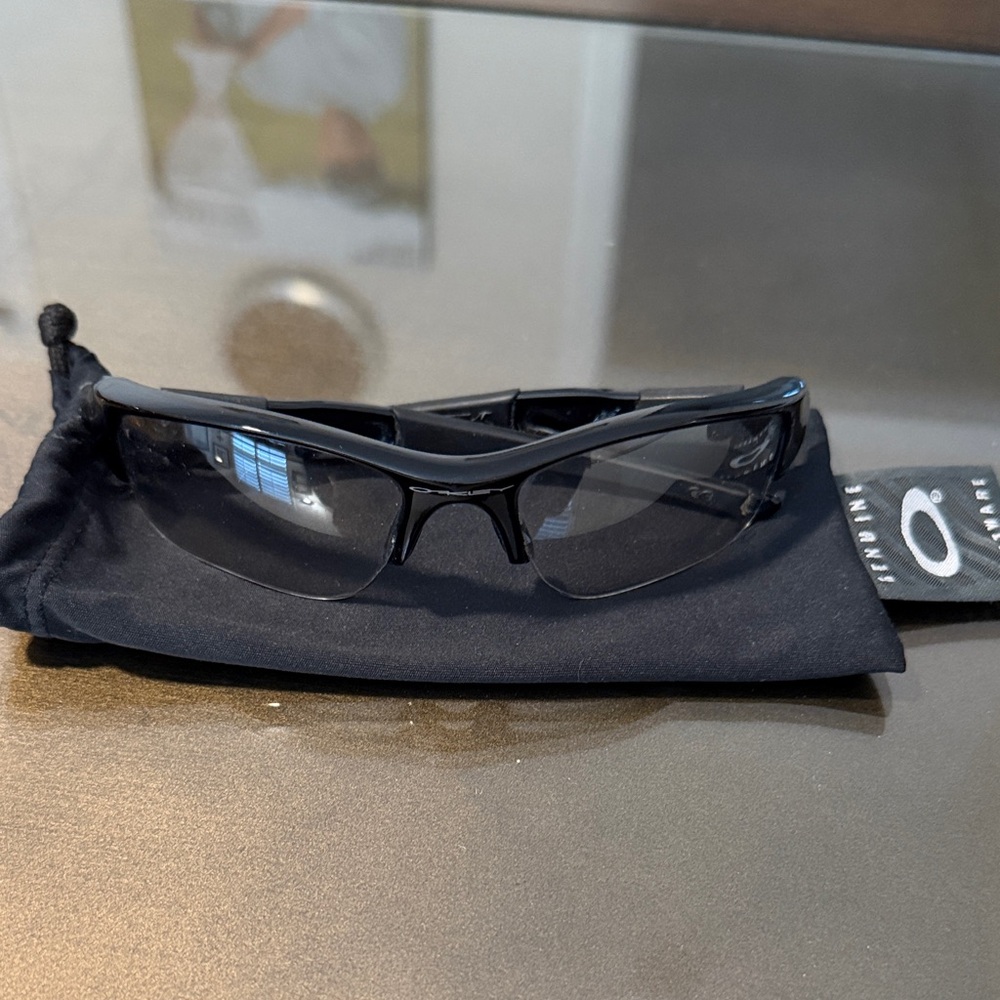 Oakley Dark Frame Sunglasses with TRANSITION lenses. UNISEX *bag included